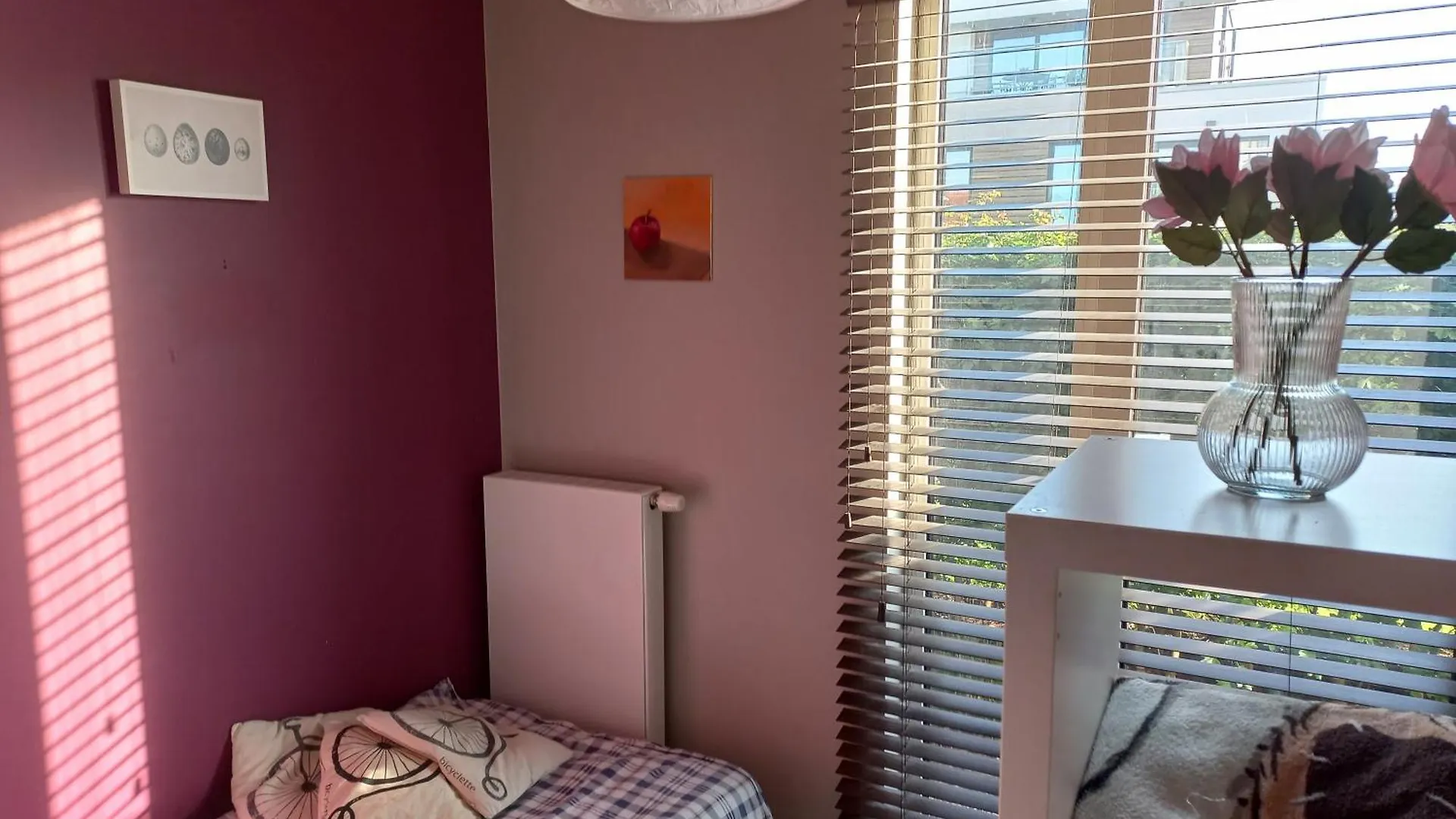 Monastery Garden - Nice Appartment With 1 Double Room And 2 Single Rooms - Children Welcome - 20 Min Center Brussels Wezembeek-Oppem Quarto em Acomodações Particulares